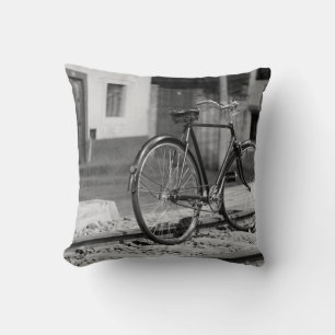 ALMOFADA FOTO GRAYSCALE DE BICICLETA VIAGEM AO TRABALHO