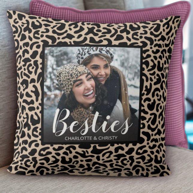 Almofada Foto Impressa Leopard dos Melhores Amigos Modernos (A cute besties pillow with a leopard print background. Personalize it with your photo and names.)