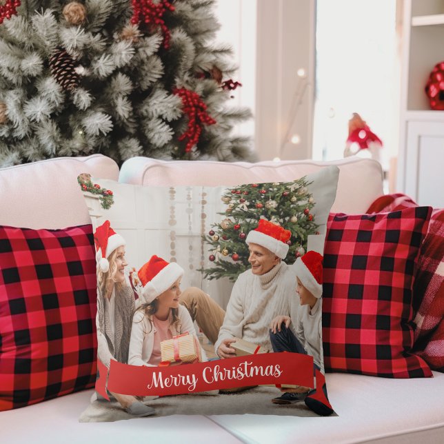 Almofada Foto personalizada da Banner de Natal Feliz (Add your favorite photo to this festive pillow that features a red banner that says Merry Christmas.)