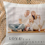 Almofada Foto personalizada da família Chic Love minimalist<br><div class="desc">Design é composto por tipografia divertida e divertida com fontes sans serif e serif. Adicionar uma foto personalizada.</div>