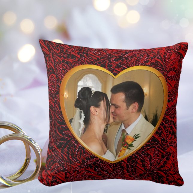 Almofada Foto personalizada de casamento Foto Dourada de ar (Personalized Wedding Photo Gold Heart Frame Artsy Throw Pillow)