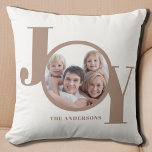 Almofada Foto personalizada de Natal moderno<br><div class="desc">Este moderno Travesseiro de Férias de Natal é decorado com a palavra JOY em bege sobre um fundo branco. Facilmente personalizável com sua foto e seu nome.</div>