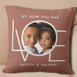 Almofada Foto personalizada do Pai<br><div class="desc">Este Travesseiro de Foto Amo-te é decorado com a palavra AMOR em tipografia branca sobre fundo castanho. Facilmente personalizável com sua foto e seu nome. Perfeito como presente de Dia de os pais.</div>