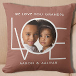 Almofada Foto personalizada do vovô<br><div class="desc">Este Travesseiro Foto do Nosso Vovô é decorado com a palavra AMOR em tipografia branca em fundo castanho. Facilmente personalizável com sua foto e seu nome. Perfeito como presente de avô.</div>