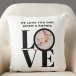 Almofada Foto personalizada que amamos seu Dia de os pais d<br><div class="desc">Este Travesseiro de Fotografia do We Love You Pai é decorado com a palavra LOVE em uma tipografia negra ousada. Facilmente personalizável com sua foto e seu nome. Faz um presente de Dia de os pais excelente.</div>