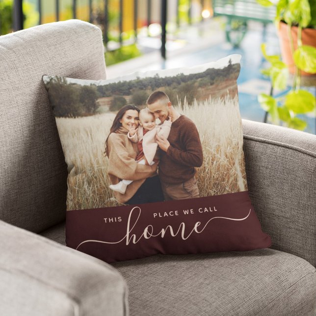 Almofada Foto Simples do Script Modern Home - Sangria Verme ("This place we call home" - snuggle up to the sentiment in this modern pillow!)