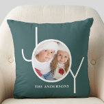 Almofada Foto verde personalizada de Natal<br><div class="desc">Este Travesseiro de Foto de Natal moderno é decorado com a palavra JOY em branco sobre um fundo verde. Facilmente personalizável com sua foto e seu nome.</div>