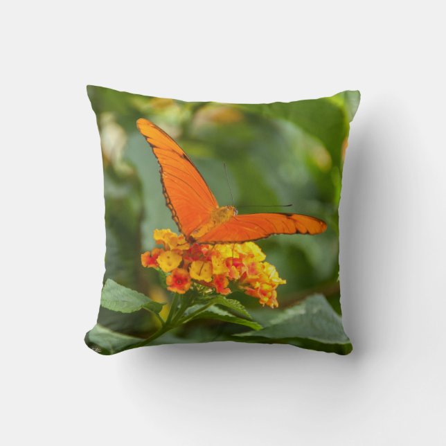 Almofada fotografia de uma borboleta sobre uma flor (Frente)