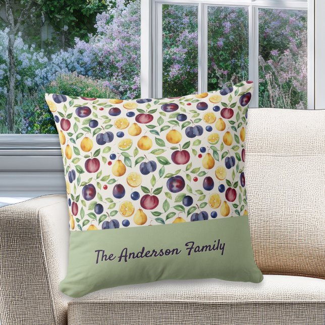 Almofada Frutas Personalizadas e Padrão de Folhas (A stylish throw pillow with custom family name, with fruits and leaves pattern)