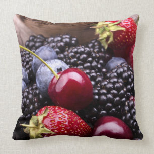 Almofada Frutas saborosos do verão em uma mesa de madeira