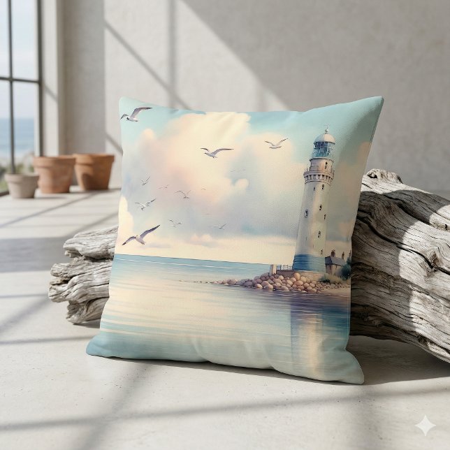 Almofada Gaivotas do Farol Costeiro Céu Pastel Serenidade (Coastal Lighthouse Seagulls Pastel Sky Serenity Throw Pillow Against Driftwood Log)