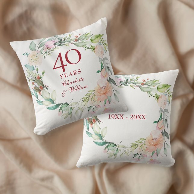 Almofada Garrafa de Rosas de Aniversário de 40 Anos de Casa (40th Ruby Wedding Anniversary Roses Garland Throw Pillow)