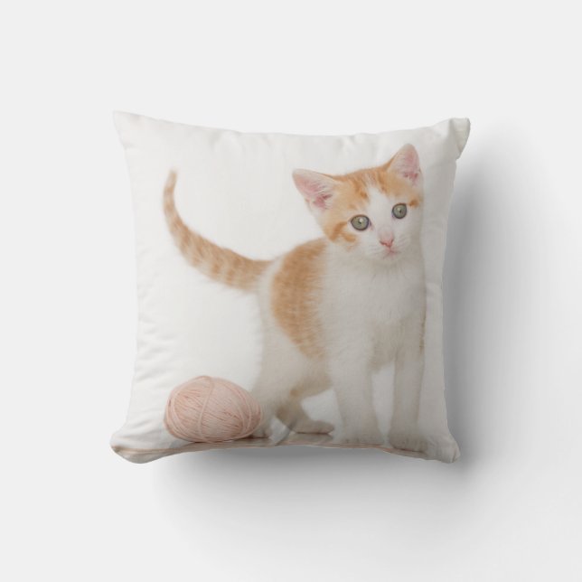 Almofada Gatinho ao lado da bola da corda (Frente)