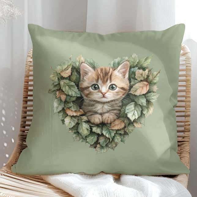 Almofada Gatinho Cardíaco Woodland - Queda (Woodland Heart Kitty - Cozy Fall Throw Pillow in a sunny boho rattan chair.)