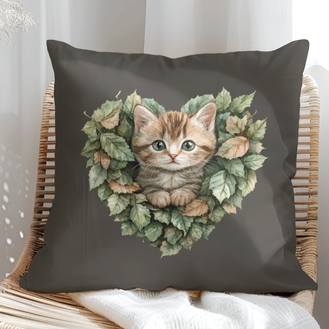 Almofada Gatinho Cardíaco Woodland - Queda (Woodland Heart Kitty - Cozy Fall Throw Pillow in a sunny boho rattan chair.)