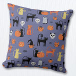 Almofada Gato Bonito de Halloween Spooky<br><div class="desc">Um padrão bonito e assustador de gatos santificados com bruxas de gato,  lanternas de abóbora,  aranhas,  crânios,  fantasmas e zumbis. Eek! Arte original de Nic Squirrell.</div>