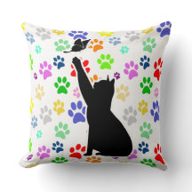 Gato Bonito Perseguindo uma borboleta Em um Padrão