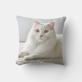 Almofada Gato Branco Colocando No Carpete Branco