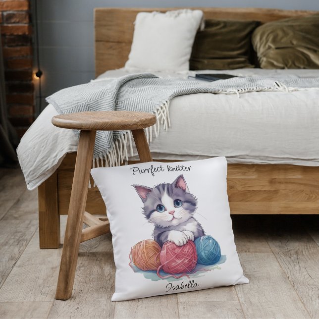 Almofada Gato de tricô Puro Personalizado para Amantes de F (A great pillow for anyone who loves cats and knitting. This watercolor illustration of a cute kitty.)