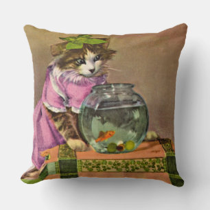 Almofada gato e tigela de peixe vestidos