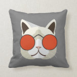 Almofada Gato legal nos óculos de sol<br><div class="desc">Este design de diversão mostra um gato legal em óculos de sol sobre uma cinza de fundo. Você pode alterar a cor do plano de fundo para a cor de sua escolha selecionando o botão "Personalizar" e selecionando outra cor do plano de fundo. Este travesseiro é uma maravilhosa escolha de...</div>