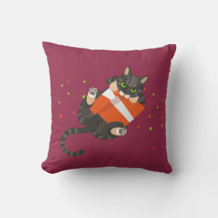 Almofada Gato malhado no cama com cobertor / brincando com