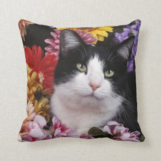 Almofada Gato Negro e Branco sobre Flores