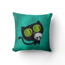 Gato preto do Dia das Bruxas com crânio