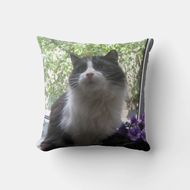Almofada Gato preto e branco, flores. (Frente)