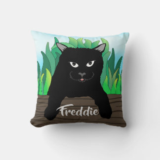 Almofada Gato preto na cerca com grama verde, fundo sólido