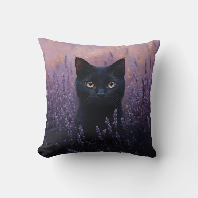 Almofada Gato Preto numa Ilustração de Campo de Lavanda (Frente)