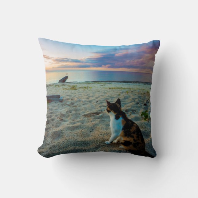 Almofada Gato que senta-se em uma praia (Frente)