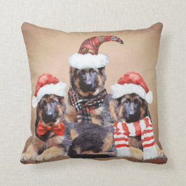 Almofada German shepherd adorável em roupas de férias