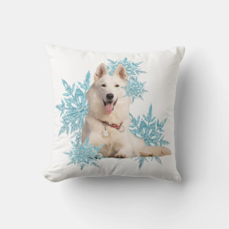 Almofada German shepherd branco deitado nos flocos de neve