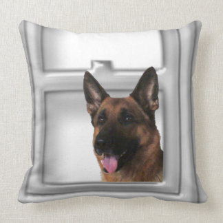 Almofada German shepherd que olha para fora o travesseiro