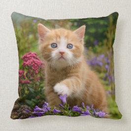 Almofada Ginger Kitten em um jardim