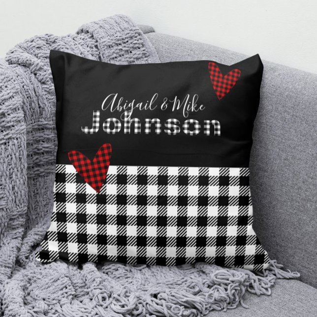 Almofada Gingham Buffalo Check Personalizado Black Red Whit (Black, White, and Red Buffalo Check Pillow Personalized with Your Family Name)