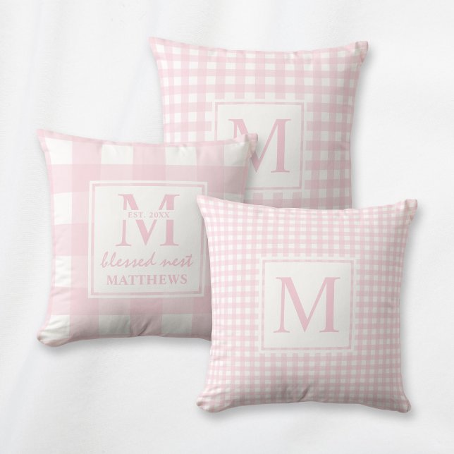 Almofada Gingham Clássico do Monograma Rosa Esmagado Elegan (Classic pink and white Gingham pattern pillow with elegant custom monogram. Stylish farmhouse decor.)