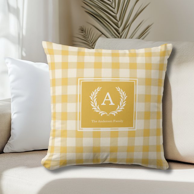 Almofada Gingham Monogramas Crest Amarelo (Yellow 
Gingham Monogram Crest Throw Pillow)