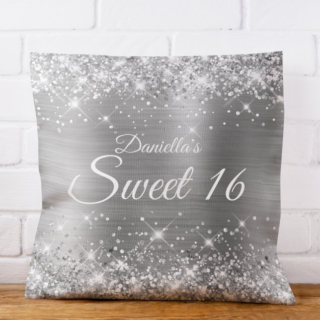 Almofada Glitter prateado cintilante e foil Sweet 16 (Sparkly Silver Glitter and Foil Sweet 16 Throw Pillow)