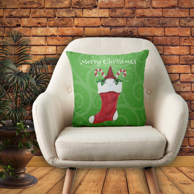 Almofada Gnomo carinhado no Natal estocando as espirais ver (Little gnome with white beard in red Christmas Stocking candy canes green swirled throw pillow.)
