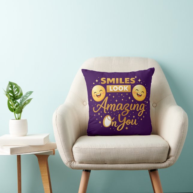 Almofada Gold “Smiles Look Amazing On You” Throw Pillow (Cadeira)