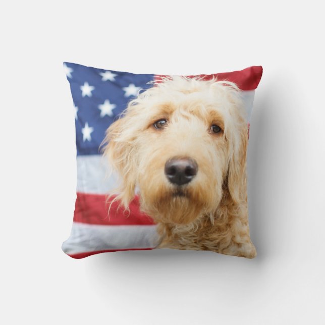 Almofada Goldendoodododle com bandeira americana (Frente)