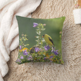 Almofada Goldfinch em uma Flor Harebell