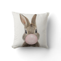 Goma de bolhas rosa soprada no coelho