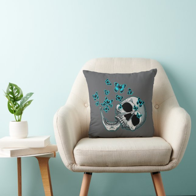 Almofada Gothic Skull and Blue Butterflies Throw Pillow (Cadeira)