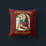 Almofada Graduação Personalizada do Arco de Fotos do Forman<br><div class="desc">Este moderno travesseiro personalizado de mais velho marrom e ouro para fotografia de graduação apresenta seu segundo grau ou nome de faculdade para a classe de 2025. Personalize com o seu nome sob o chic, o guião manuscrito em negrito e o trendy arch para um presente personalizado de manutenção do...</div>