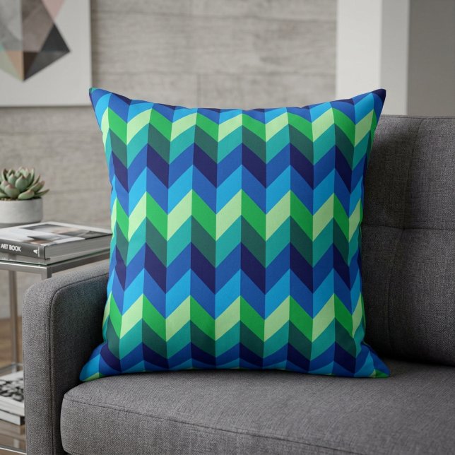 Almofada Grande com Ombre Chevrons Azul Verde (Blue Green Ombre Chevrons Big Throw Pillow on a sofa in a modern style living room.)