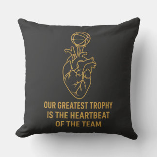 Almofada Grateful Team – Our Greatest Trophy is the Heartbe
