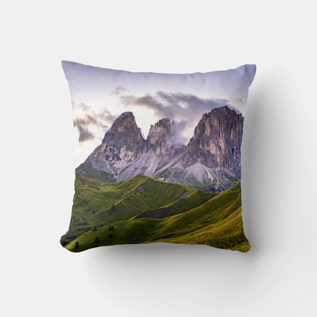 ALMOFADA GREEN AND GRAY MOUNTAINS UNDER WHITE CLOUDS DURING (Frente)